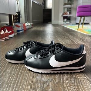 Black Nike leather  sneakers